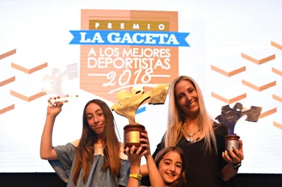 La familia de Cristian Lucchetti recibió el premio mayor en nombre del arquero decano