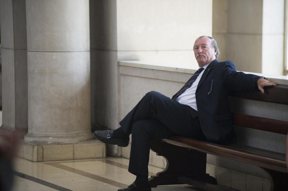 ACUSADO POR ENCUBRIMIENTO. Eduardo Di Lella descansa en los tradicionales bancos de Tribunales. 