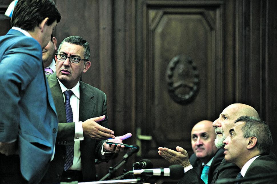 PLANTEOS. Las manos de los abogados explican y las miradas piden respuestas al secretario López Frías.