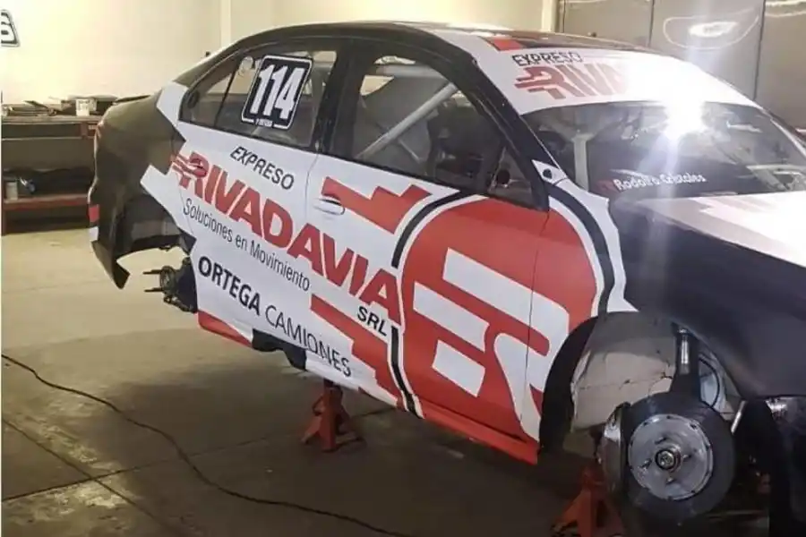 ASÍ SE VE. El VW Vento de Ortega fue alistado en el taller de Alifraco Motorsport. FOTO DE DARÍO GALLARDO 