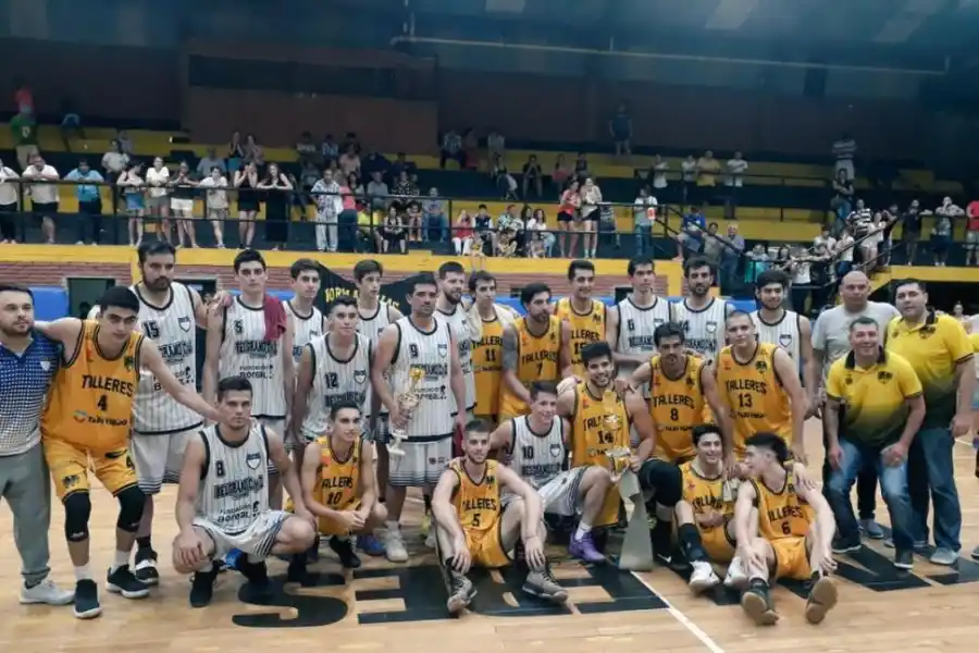 EJEMPLO. Al término del partido, jugadores de ambos equipos posaron juntos en la mitad de la cancha: rivales, no enemigos. prensa club belgrano