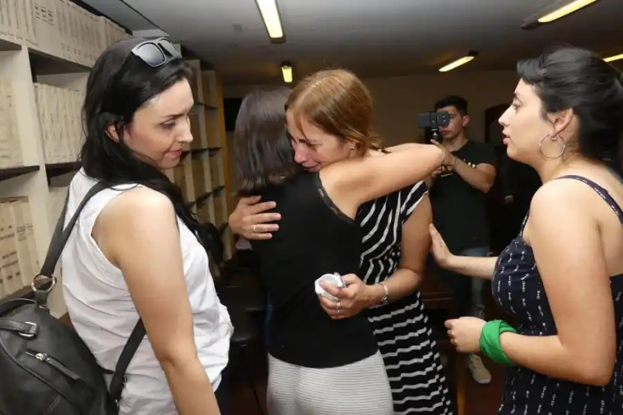 “FUE JUSTO”. Abrazan a la madre de Ornella, tras escuchar el fallo. 