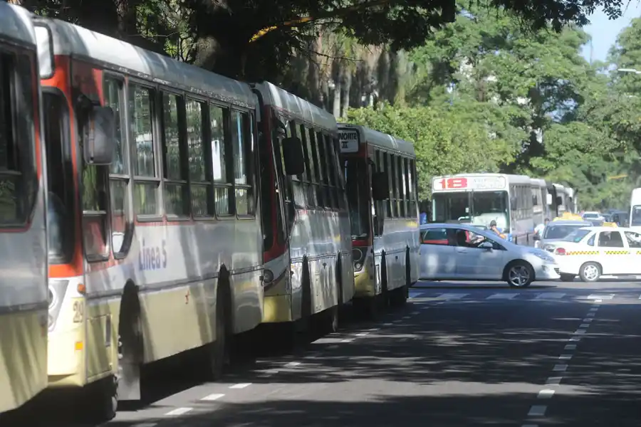 Las líneas urbanas e interurbanas pararán por 24 horas. ARCHIVO