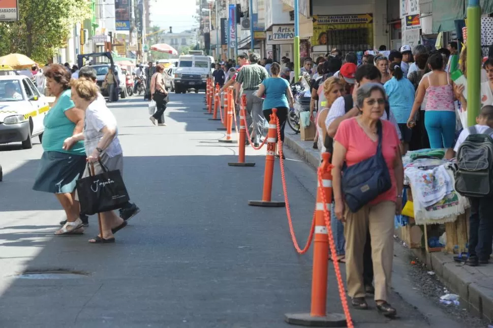 MÁS ESPACIO. Los peatones podrán utilizar parte de la calle para circular. LA GACETA / FOTO DE ANTONIO FERRONI (ARCHIVO).-  