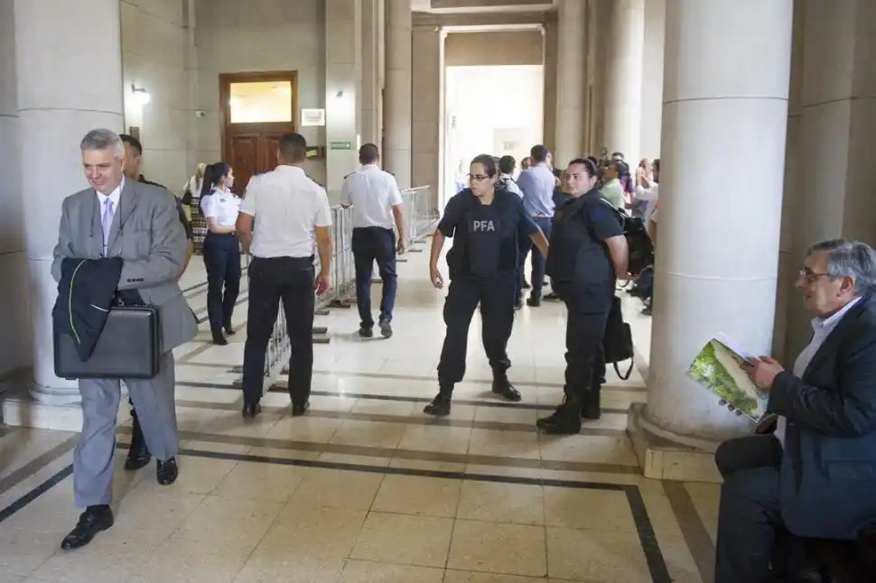 GESTOS A LA ENTRADA Y A LA SALIDA. El ex jefe de Policía Hugo Sánchez se frota las manos al entrar al estrado y Alberto Lebbos no puede evitar mirarlo. Luego, en los pasillos de Tribunales, Sánchez sonríe; Lebbos lo vigila. 