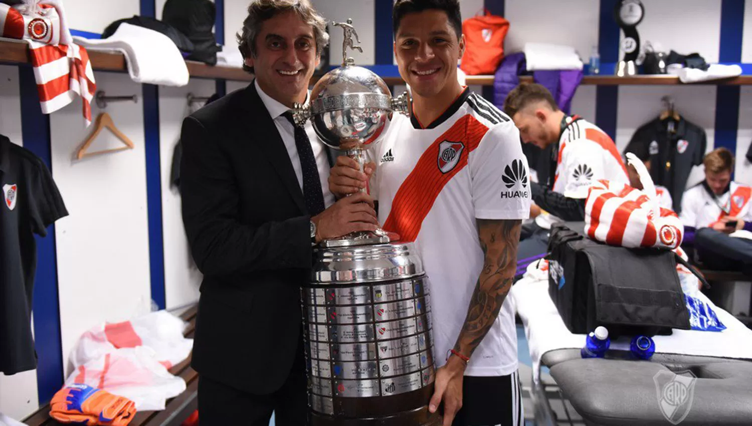 Enzo Francescoli, junto a Enzo Pérez, con la Copa Libertadores que River ganó en Madrid. (FOTO DE PRENSA CLUB RIVER PLATE)