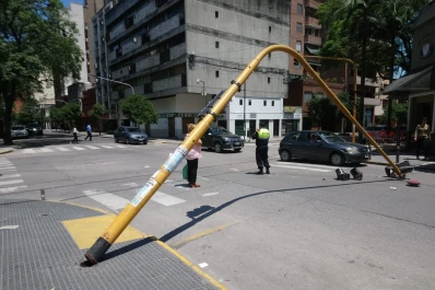 Cayó un semáforo frente a Tribunales y debieron cortar el tránsito