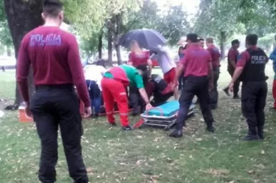 Una mujer murió y un hombre quedó grave luego de que les cayera un rayo