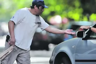 Prohibieron la actividad de limpiavidrios y cuidacoches en la Ciudad de Buenos Aires