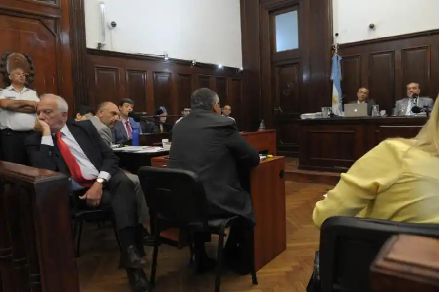 QUERELLA. Mrad sigue el alegato mirando hacia el fondo de la sala. 