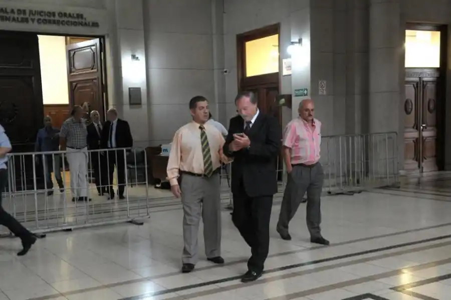 RECESO. Barrera intenta dialogar con el ex secretario de Seguridad.