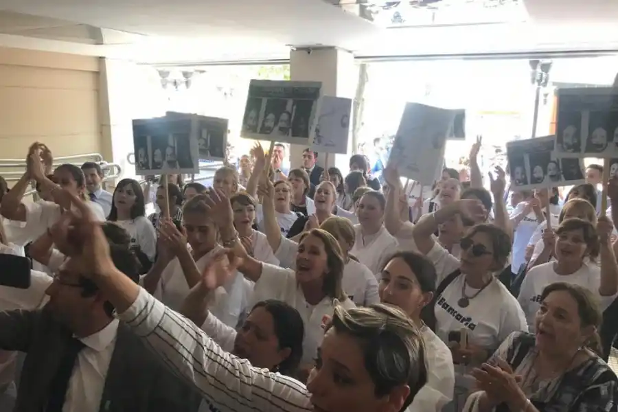 Con una representación artística, protestaron frente al Tribunal de Cuentas
