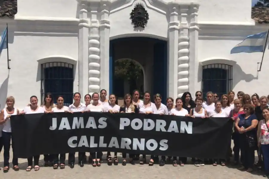 Con una representación artística, protestaron frente al Tribunal de Cuentas
