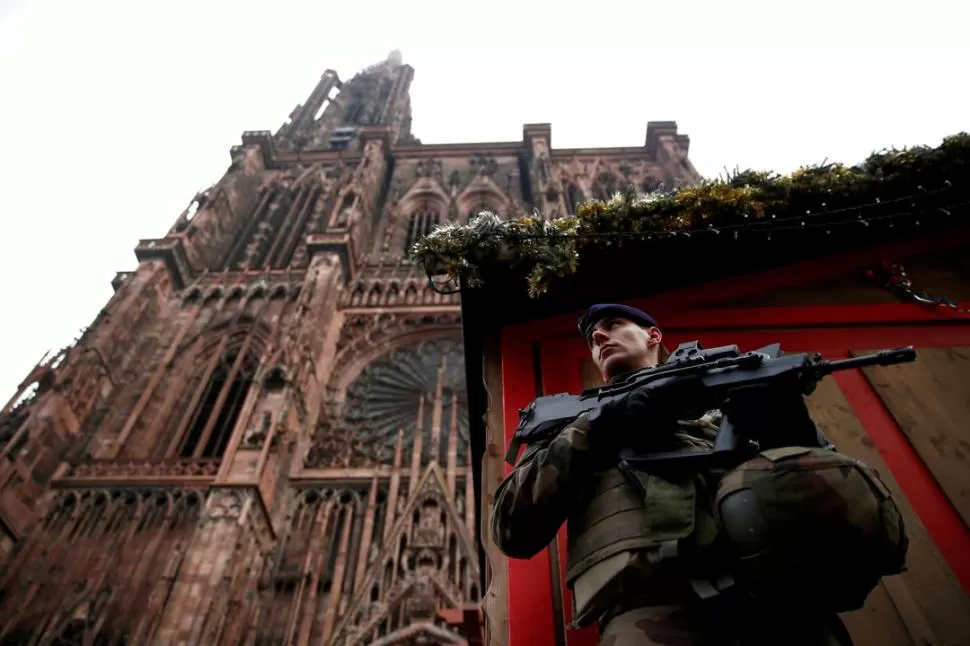 BLINDADO. Un soldado monta guardia junto a la catedral francesa.  reuters
