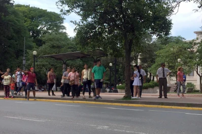 El debut del carril de colectivos tuvo sensaciones encontradas entre pasajeros y automovilistas
