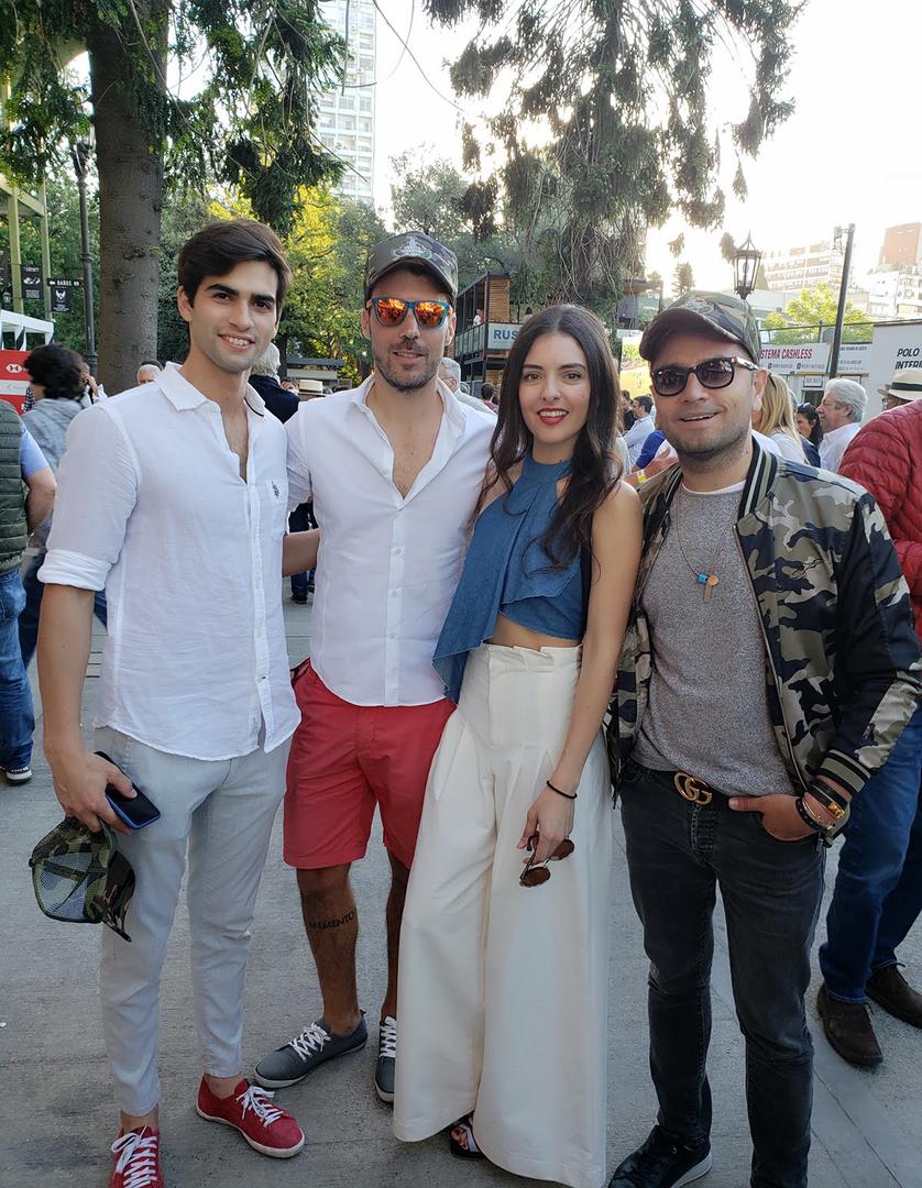FAMOSOS. En Palermo es habitual encontrarse con personajes conocidos. En la foto, Sofía junto al diseñador Fabián Medina Flores (derecha) y amigos.