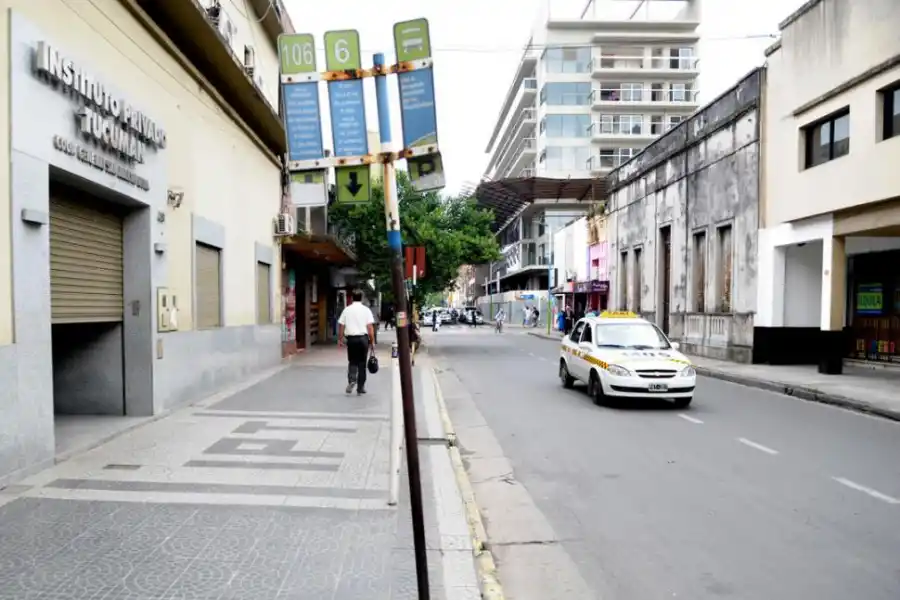 CALLES VACÍAS. La Crisóstomo no mostró ayer el atestado tránsito cotidiano.  