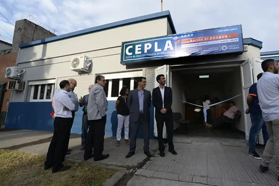 Manzur habilitó un centro para adictos y prometió terminar el de La Costanera