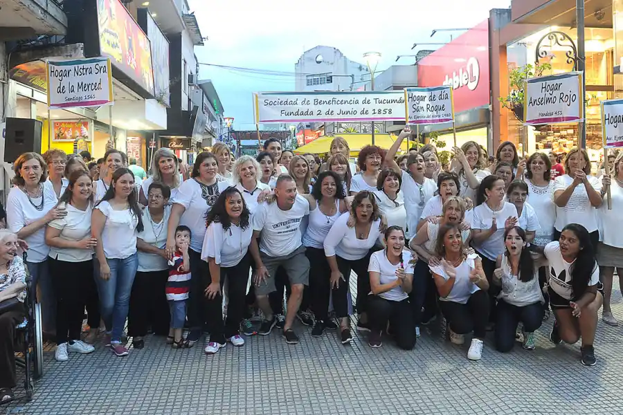 La Sociedad de Beneficencia de Tucumán le puso fiesta a la peatonal Mendoza