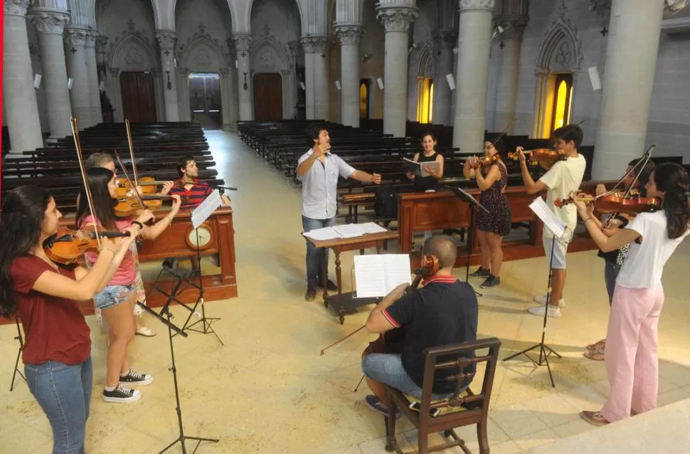 EN SU ÁMBITO. La Follia ensaya la música religiosa más conocida en la capilla neogótica de 25 de Mayo 661.  la gaceta / foto de Antonio Ferroni