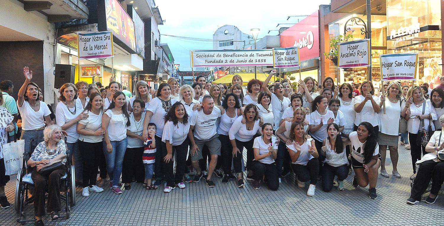 La Sociedad de Beneficencia de Tucumán le puso fiesta a la peatonal Mendoza