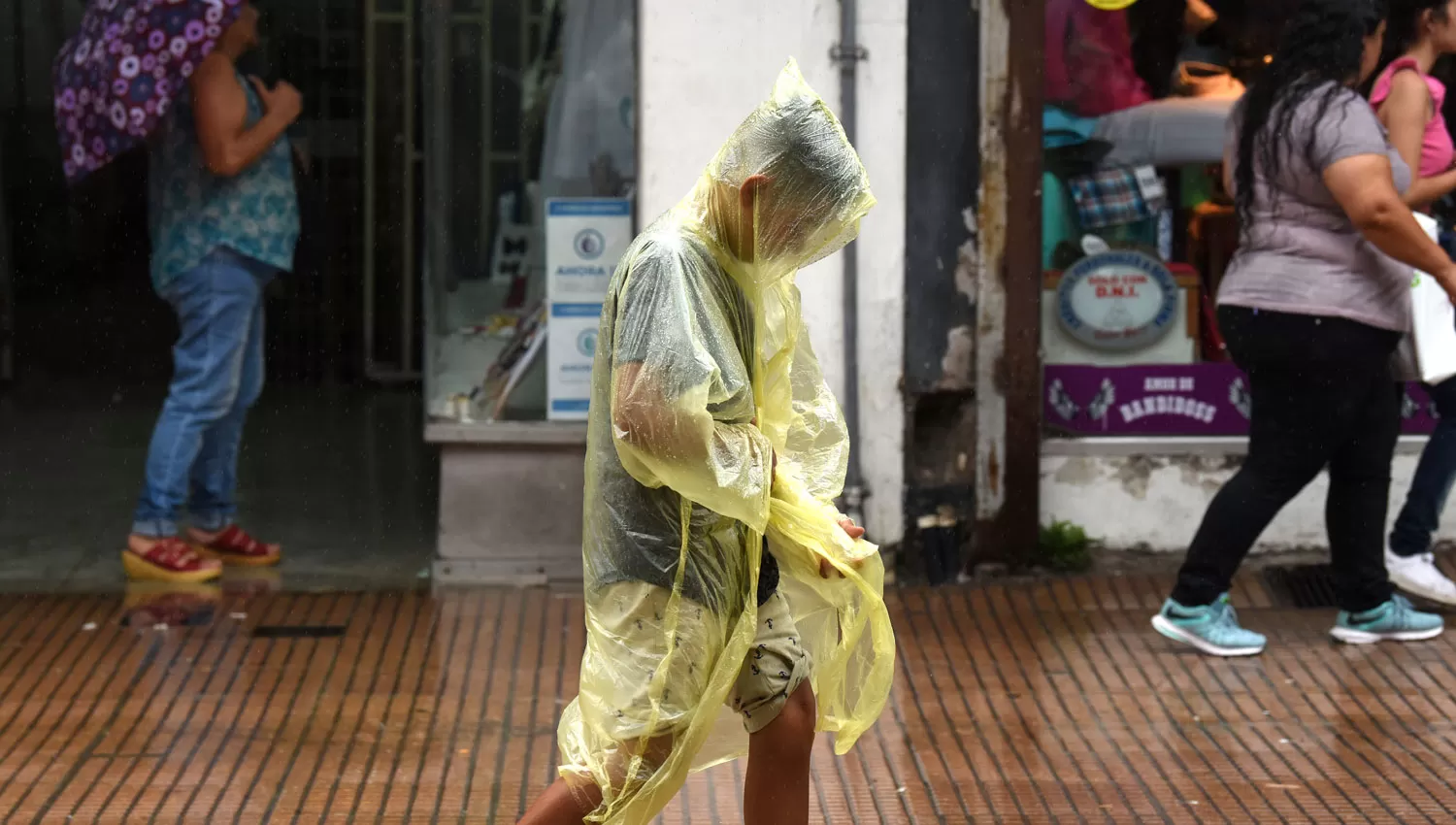 La lluvia sorprendió a los tucumanos en el inicio del fin de semana. LA GACETA/FOTO DE ANALÍA JARAMILLO