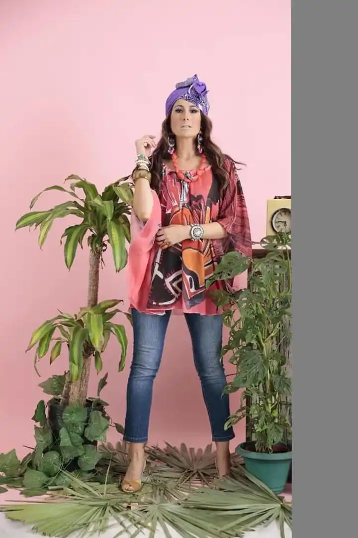 BELLEZA Y SOBRIEDAD. Una variedad de collares y de aros para lucir tu presencia.