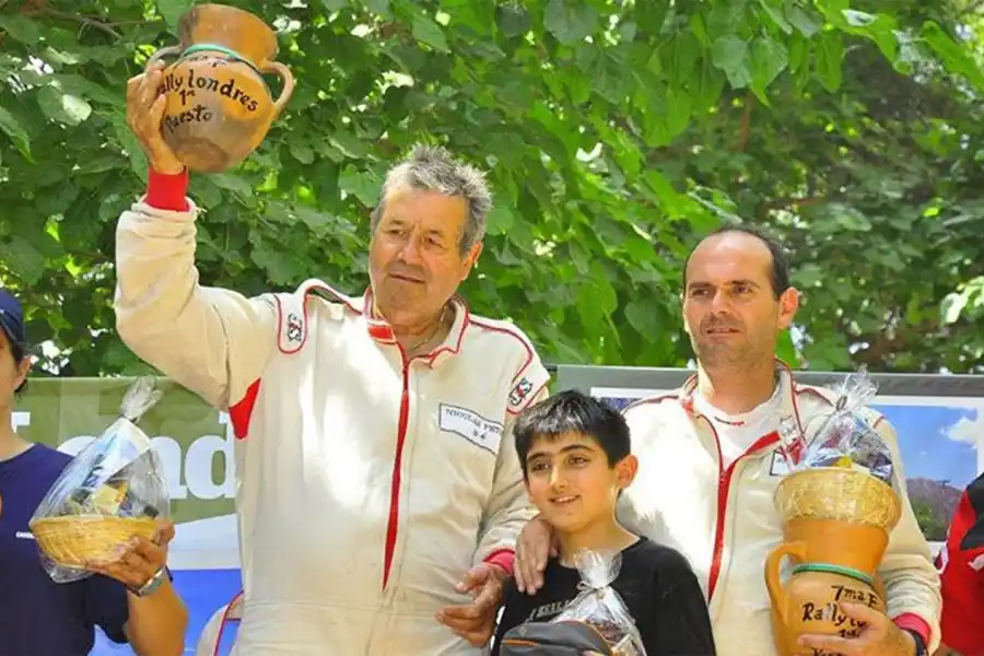 GANADOR. Nicolás Petrich levantando la copa en una de las competencias en las que participó.