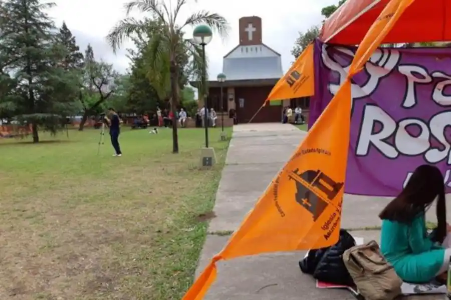 PAÑUELO NARANJA. Para identificar al colectivo del laicismo.