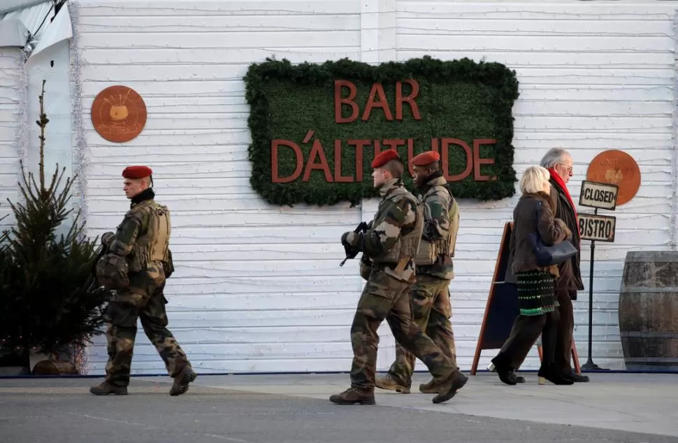PRECAUCIONES. Los soldados patrullan las calles de la capital francesa.  reuters 