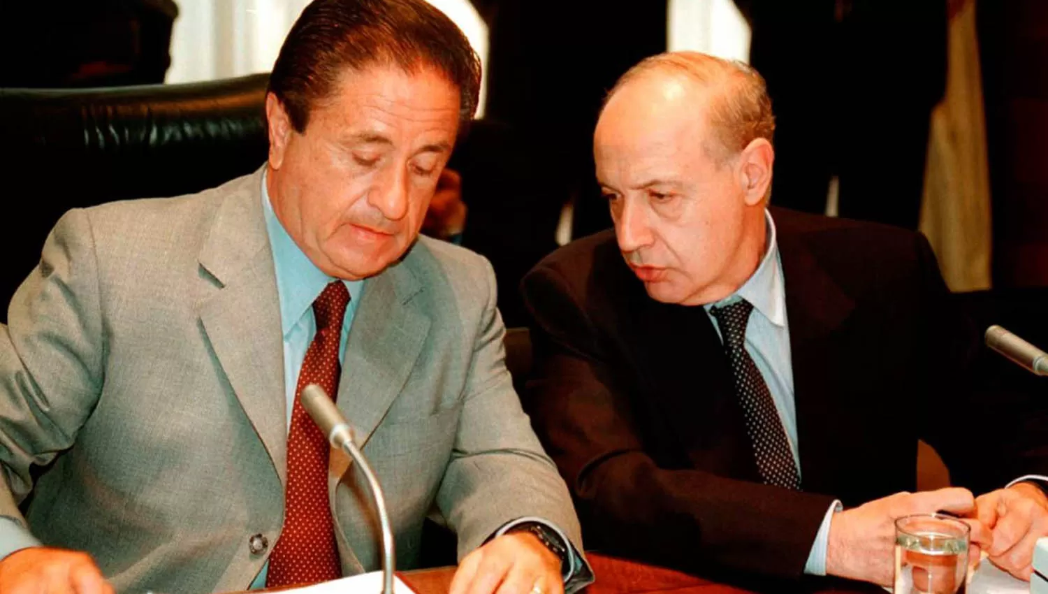 VIEJOS CONOCIDOS. Roberto Lavagna (a la derecha de la imagen) fue ministro de Economía de Duhalde entre 2002 y 2003.