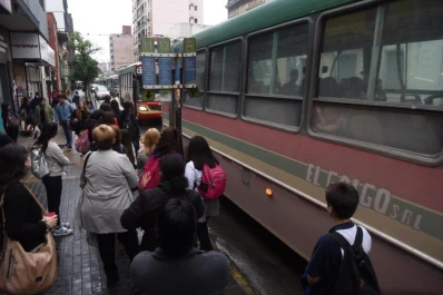 Los empresarios dicen que no pueden pagar sin ayuda oficial y sobrevuela el paro para el martes