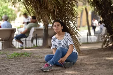 El desafío de crecer sin padres, rodeada por desconocidos y enfrentar el mundo sola a los 18 años