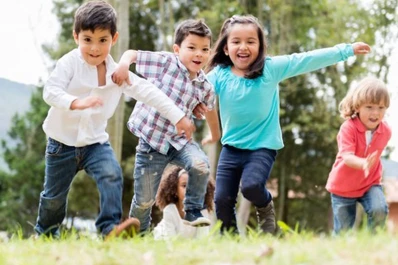 Hipervacaciones con los chicos: ¿necesitan que les llenemos la agenda para que no se aburran?