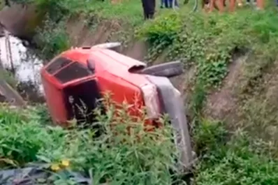 Un hombre perdió el control con su auto y cayó a un canal en Famaillá