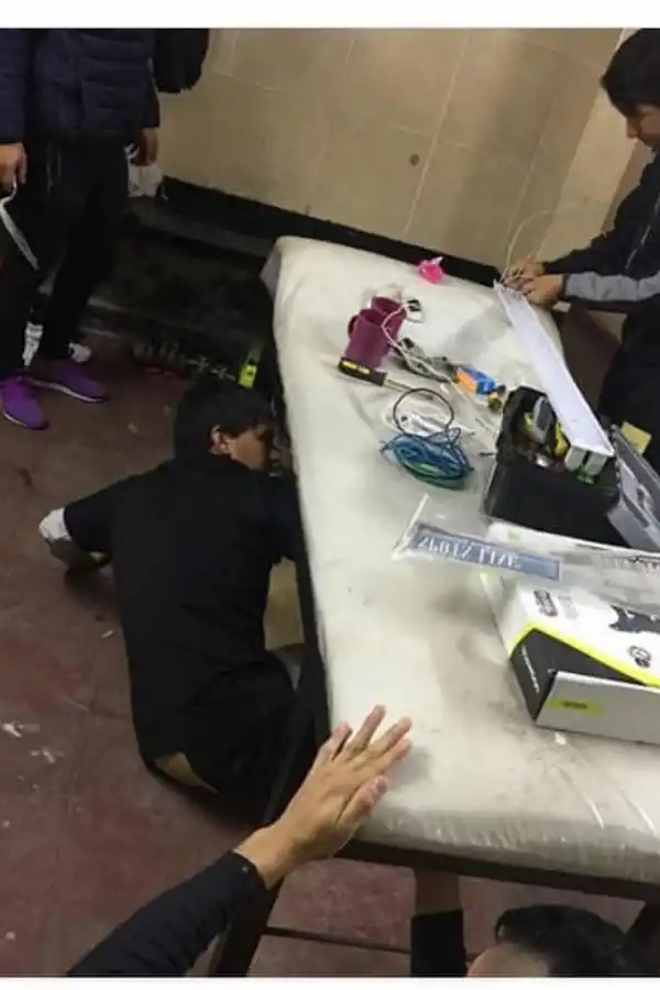 TODO UN EJEMPLO. Por decisión propia e invirtiendo tiempo de la familia, los jugadores reacondicionaron varios sectores del estadio que estaban en pésimas condiciones.