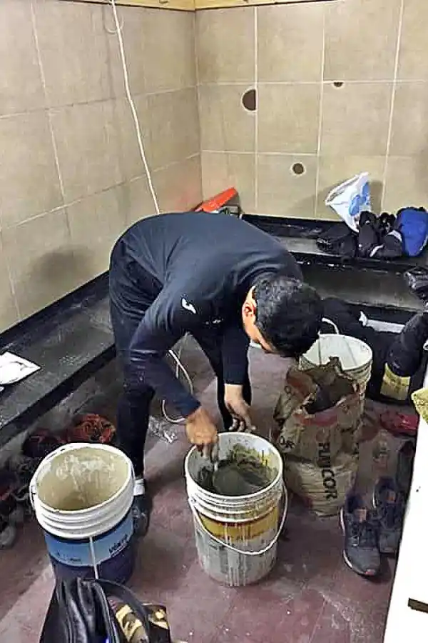 TODO UN EJEMPLO. Por decisión propia e invirtiendo tiempo de la familia, los jugadores reacondicionaron varios sectores del estadio que estaban en pésimas condiciones.