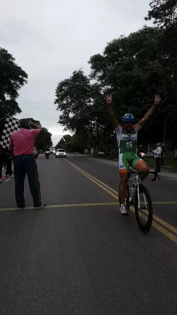 TRIUNFAL. Fernando Rivadeneira logró holgada diferencia sobre el pelotón. asociacion ciclista tucumana 