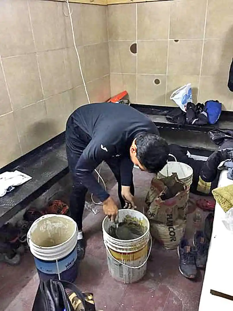 TODO UN EJEMPLO. Por decisión propia e invirtiendo tiempo de la familia, los jugadores reacondicionaron varios sectores del estadio que estaban en pésimas condiciones.