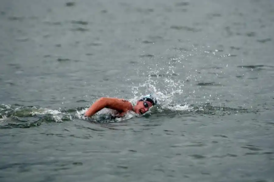 DIFÍCIL. Moreno, en plena competencia, se esfuerza por luchar contra las olas.   