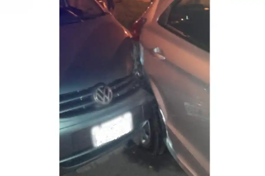 El impacto que recibió el auto Volkswagen. 