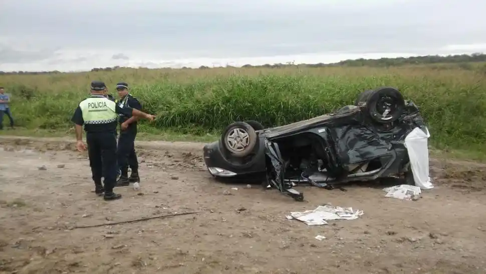 EL AUTO DE LOS PUNTANOS. El Onix gris oscuro, volcado en la banquina.  