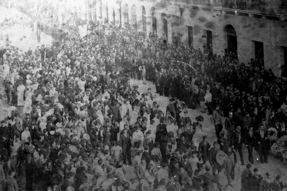 FESTEJO MULTITUDINARIO. El 28 de noviembre de 1895, centenario de La Madrid, la comitiva regresa de la Catedral al Cabildo, por calle 24 de Septiembre  