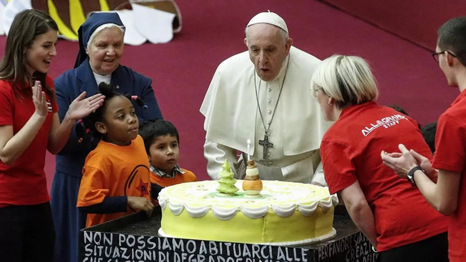 CUMPLEAÑOS. El papa Francisco festejó su sexto cumpleaños en el Vaticano.