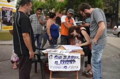 El dueño del carrito colonial juntó más de 3.300 firmas y dice que no se irá de la peatonal Congreso