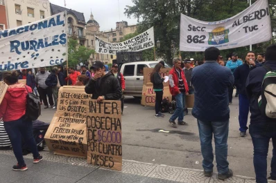 Un delegado comunal, a los gritos e insultos con trabajadores rurales