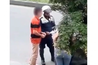 Recibió dinero del conductor, quedó filmado y el video se viralizó