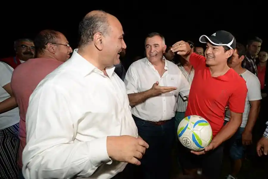 JUNTOS. Manzur y Rodríguez, en Concepción; atrás, Osvaldo Jaldo. 