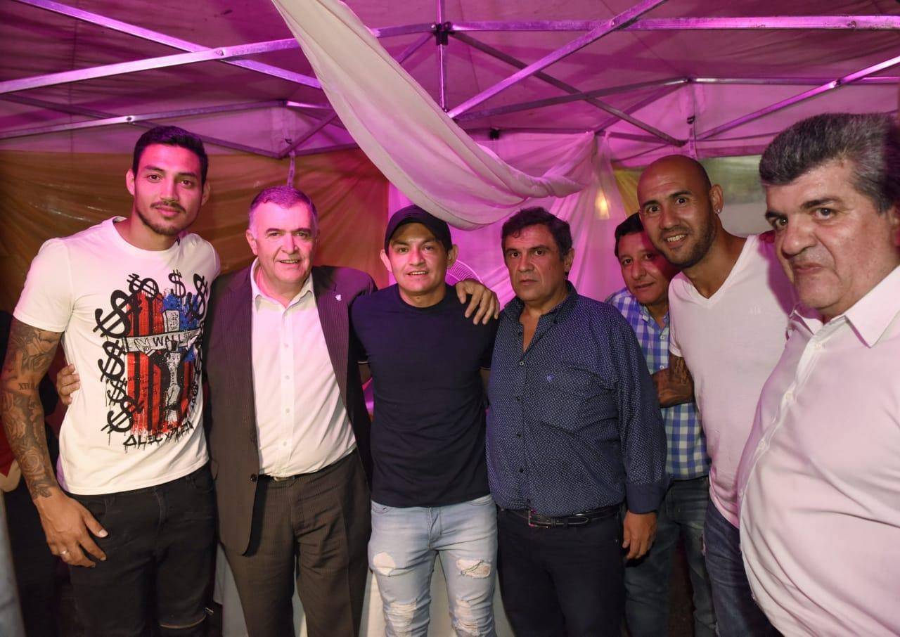 FELICES CON JALDO. El intendente de Lules, Carlos Gallia, con los jugadores de Atlético, el vicegobernador.