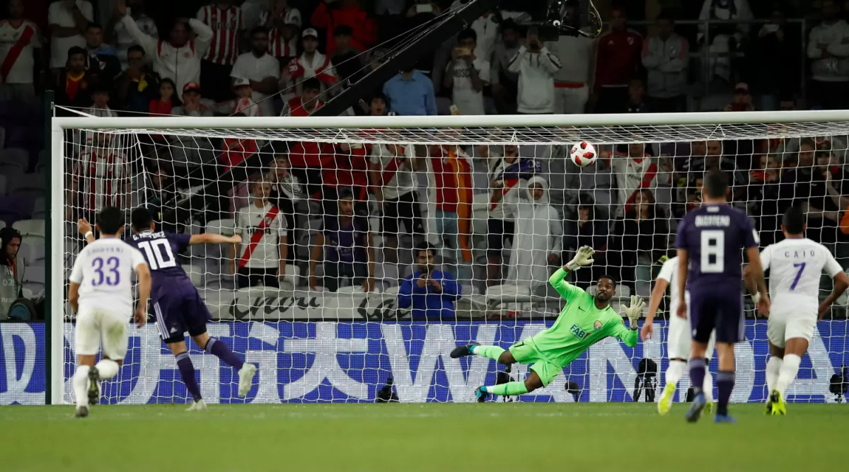 NO PUDO SER. Gonzalo Martínez, que ayer jugó su último partido para River, tuvo la chance de marcar el 3-2 en tiempo reglamentario, pero estrelló su penal en el travesaño del arco de Eisa, luego héroe local.